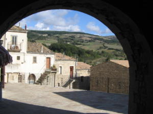 1 Roseto Valfortore arco sulla piazza